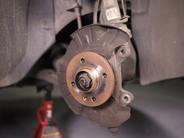 Frotter la portée du disque sur le moyeu avec une brosse métallique ou du papier abrasif