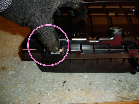 Retirer le capot du boitier de filtre à air en appuyant sur les 4 languettes