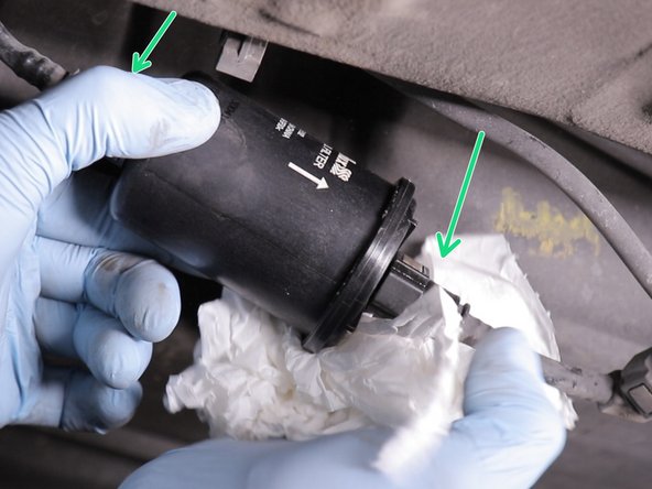 Nettoyer avec un chiffon les durites du filtre à carburant