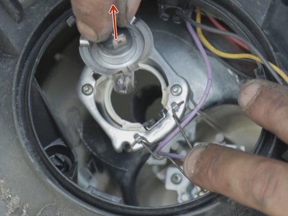 Extraire l'ampoule de son emplacement