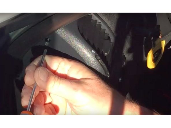 Rappel : la vis dans le logement du bouton de commande est positionnée en biais.