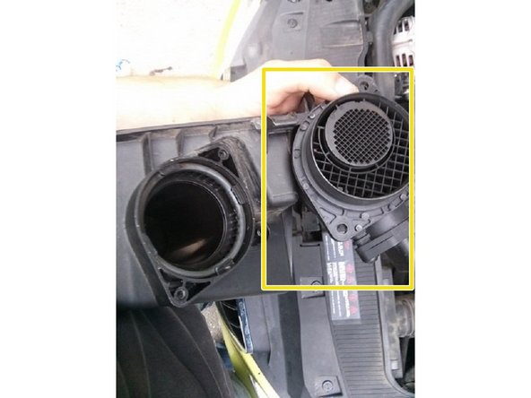 Une fois les 2 vis enlever tirez pour dégager le débitmètre du couvercle de la boite à air