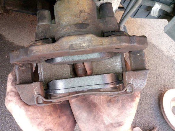 Celle avec les "ressorts" va contre le piston (les ressorts entrent dans le piston).