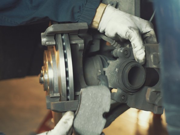 Replacer la plaquette dans l'étrier, l'accroche de la plaquette dans le piston