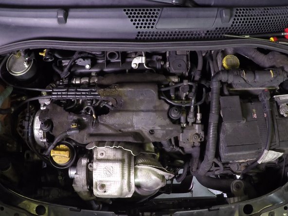 Retirer la boite à air afin que le filtre à carburant soit accessible