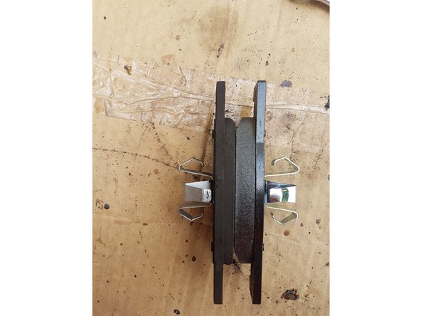 Comparer ensuite le nouveau jeu de plaquettes avec l'ancienne.