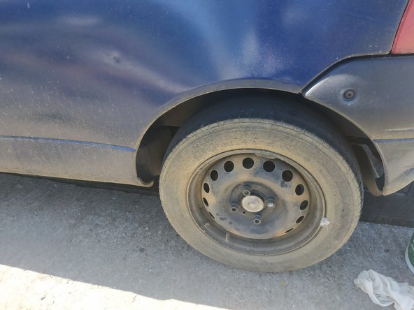 lever la voiture à l'aide du cric et sortir la chandelle