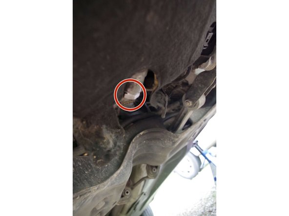 Attention à bien le décaler, car l'ouverture est sur le côté, avec la pression, il faut anticiper le jet d'huile !