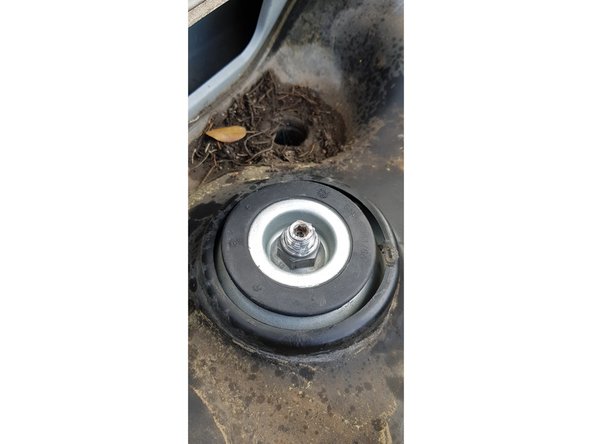 Pour éviter le grippage de l'écrou j'ai mis de la graisse au silicone sur les filets.