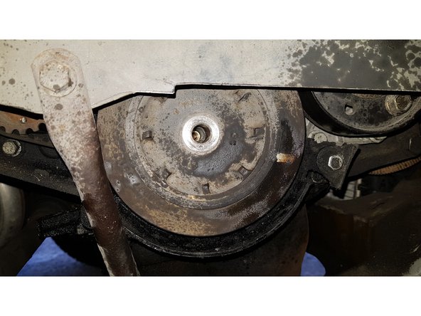 Avec votre clé à choc et la douille de 19mm retirez la vis qui maintient la poulie sur le vilebrequin puis enlevez la poulie.