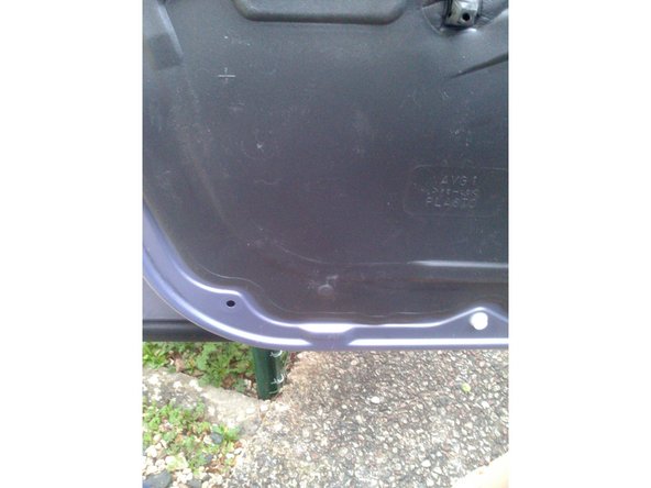 Vous devez maintenant retirer le voile isolant qui collé sur tout le tour de la portière. tirer légèrement sur le voile et utiliser un cutter pour couper la mousse polyuréthane qui sert de colle