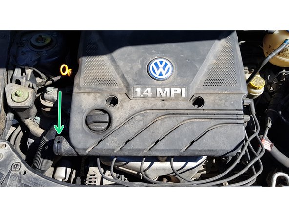 Retirez le collier avec une pince multiprise et désaccoupler le collecteur de la durite d'air.