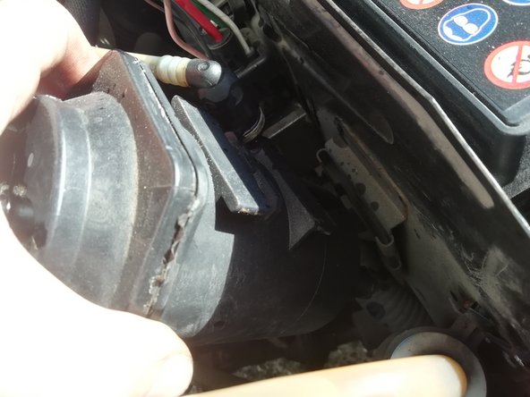 
Remove it without tilting it to prevent fuel from leaking. Use the caps from the new filter to plug the holes.
