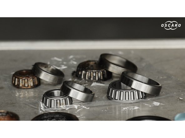 Comparez les anciennes et les pièces neuves pour vous assurez que celles-ci correspondent