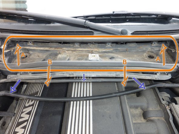 Déposer les 4 vis TORX T30 du support de filtre.