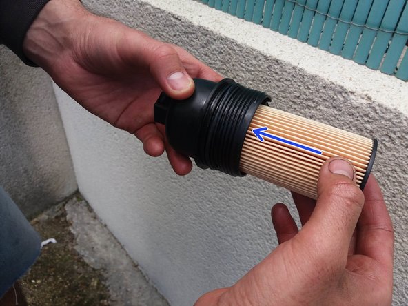 Enfoncer le nouveau filtre à huile jusqu'à ce qu'il se clipse au fond de la cloche en plastique.