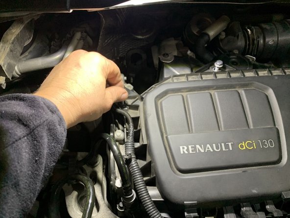 Declisper les gaines électriques et tuyau qui sont accrochés au cache.