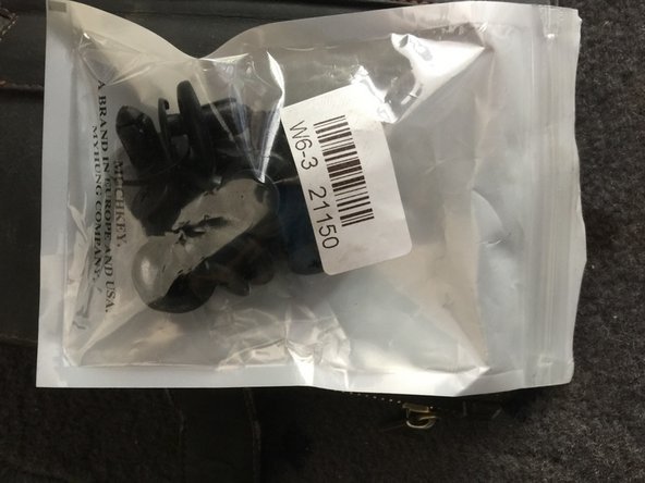 Démonter la traverse de plastique protection radiateur en soulevant la tête des picots plastiques. (Si vous les cassez, elles existent sur le site OSCARO)