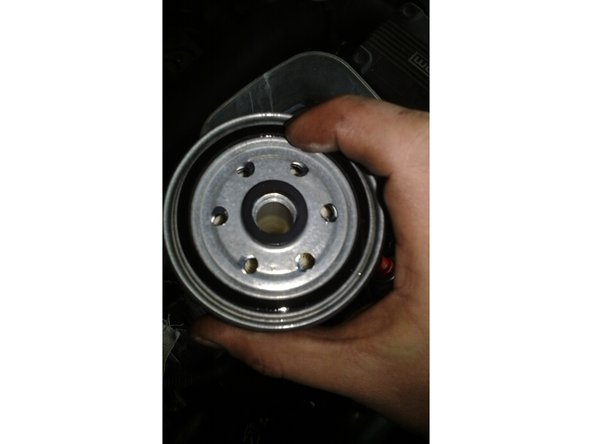 2ème photo la comparaison des 2 filtres. Se débarrasser de la vis de purge(flèche en jaune). Elle est inutile puisque dans notre cas le véhicule dispose d'un détecteur d'eau.