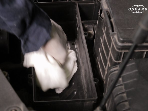 Nettoyer à l'aide d'un chiffon ou d'une soufflette les impuretés présentes dans la boite à air