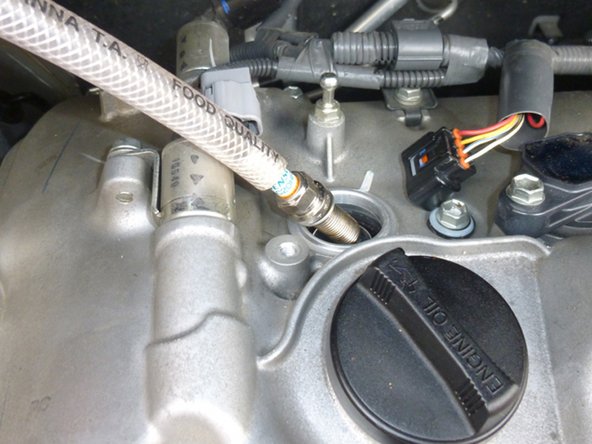 Serrer à la clé modérément.