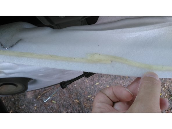 Avec précautions décollez la protection de portière qui est très fragile et faites là descendre jusqu'à mi-hauteur de portière.