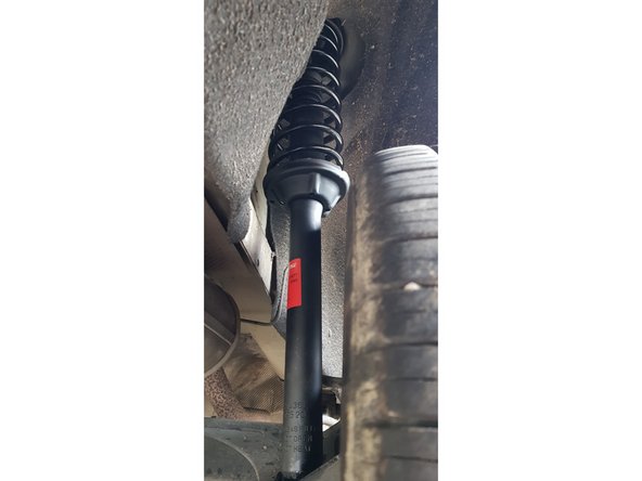 Pensez à plaquer le ressort contre les butées de l'amortisseur et du pad inférieur.