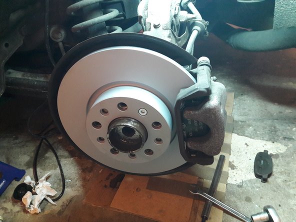 Remonter la roue, serrer les écrous en suivant l'ordre de la photo 2