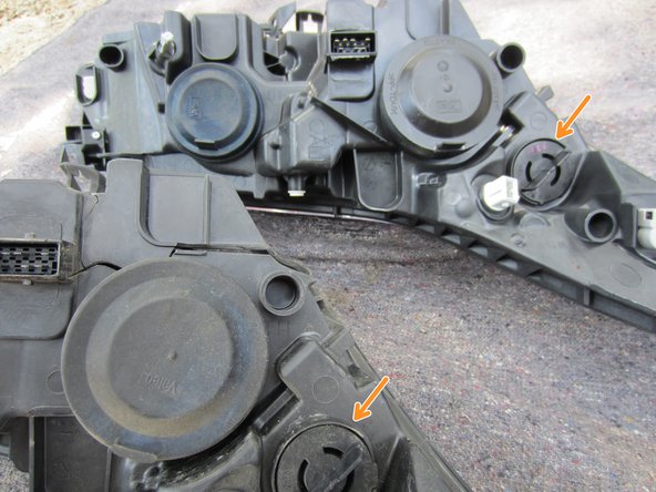 Il est plus facile d'installer les ampoules quand le phare est démonté