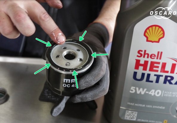 Avec le doigt, huiler tout autour du  joint du nouveau filtre à huile