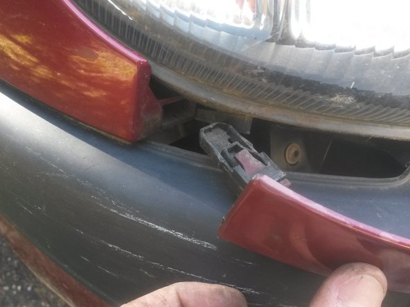 Dégrafer et dévisser la partie supérieure de la calandre avant ( des 2 cotés de la voiture). 4 vis.