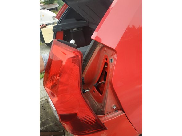 faire de même pour le feu arrière droit