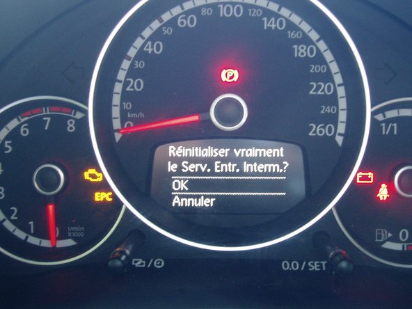 Appuyer sur la touche 0.0/SET du combiné d'instruments et maintenez la enfoncée.