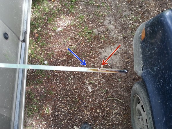 Le bon niveau d'huile doit se trouver juste en dessous du maximum, si cela n'est pas le cas rajouter de l'huile afin d'atteindre le bon niveau. la flèche bleu indique le maximum et la flèche rouge le minimum.