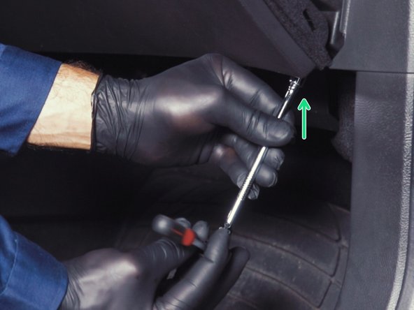 Replacer les deux vis se trouvant sous la boite à gant