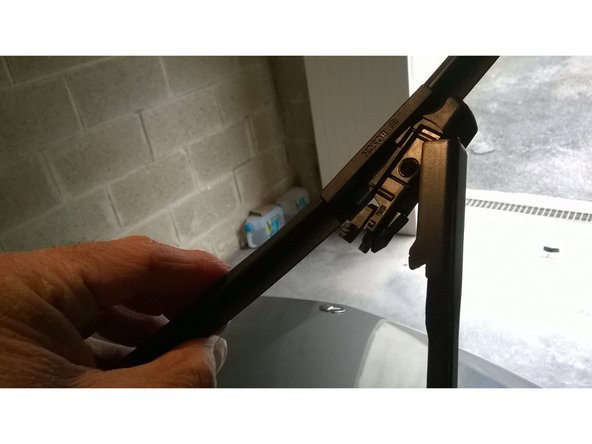 Rapprocher le balai du bras et le clipser