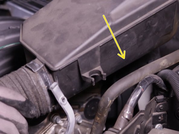 Clipser la boite à air en appuyant dessus