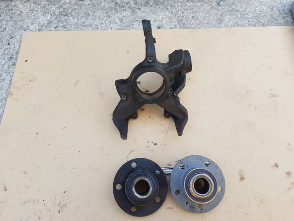 Placez une douille d'extraction de roulement de bonne dimension sur le roulement puis sortez-le à l'aide de la presse.