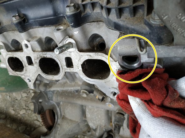 nettoyer la portée sur le bloc moteur (de l'huile aura coulé)