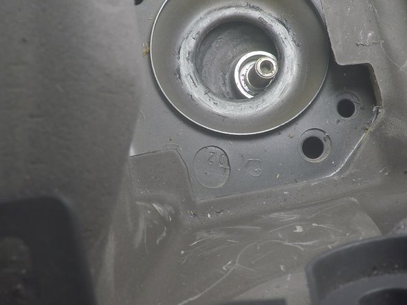 Retirer l'amortisseur en commençant par le bas puis le laisser descendre