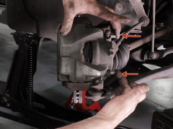 Replacer l'étrier de frein et serrer les deux colonettes