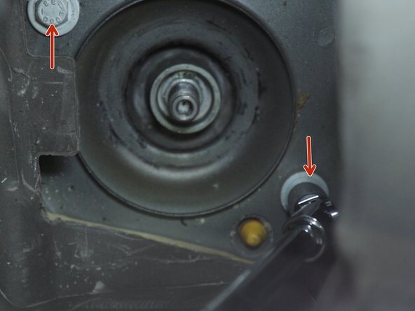 Replacer les deux vis et bloquer