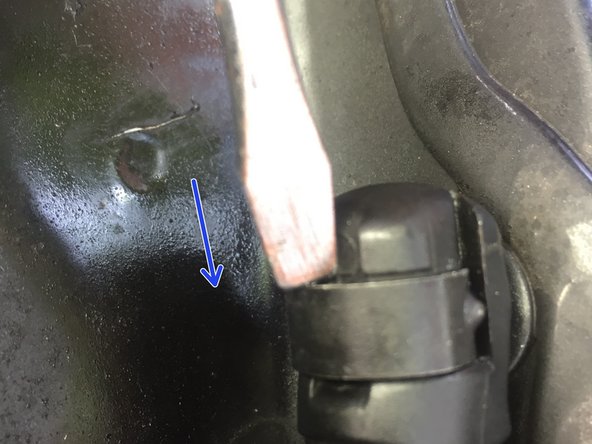 Remettre le clips du vérin du bas