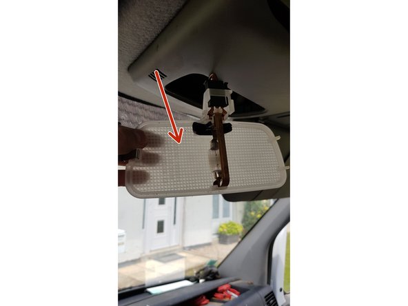 Vous pouvez maintenant remettre le plafonnier dans son logement en respectant son sens.