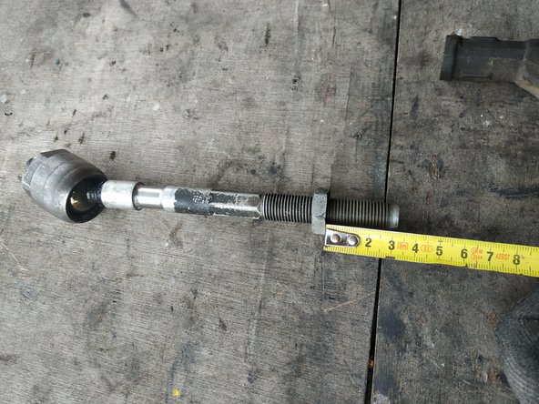 Puis retirer la rotule extérieure (on laisse bien l'écrou à sa place) et mesurer la distance entre l'écrou et le bout de la rotule : 33mm dans mon cas. On reportera cette mesure sur la pièce neuve.