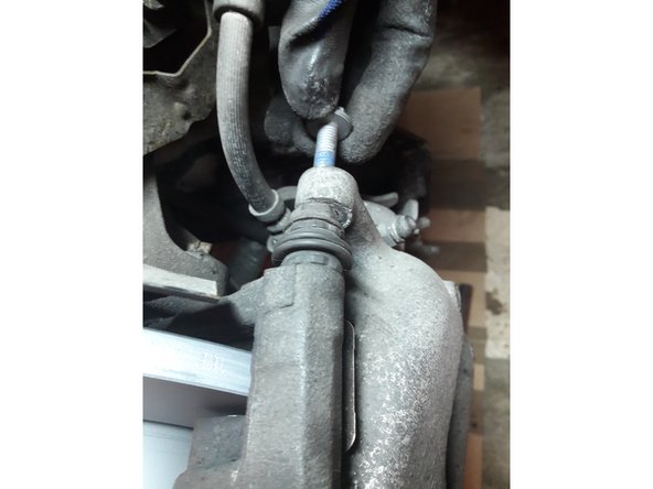 Remettre en place l’étrier puis le visser avec les 2 nouvelles vis fournies avec les plaquettes.