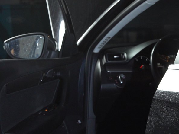 Ouvrir la portière côté conducteur et s'installer au volant