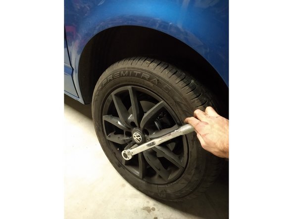 remonter la roue en serrant les écrous à la mains et en croix.