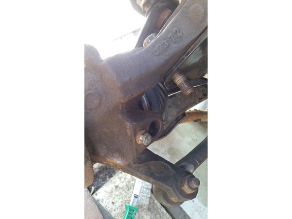 On remet le capteur d'ABS en reserrant simplement la vis sans forcer &quot;comme une brute&quot; (clé de 10)