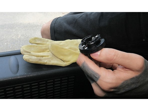 Répéter l'action pour insérer la nouvelle ampoule